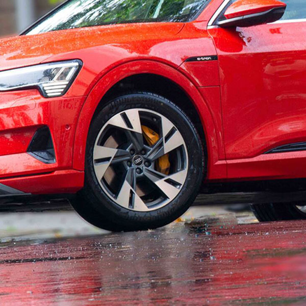 வித்தியாசமா இருக்காரே... விலை உயர்ந்த எலெக்ட்ரிக் காரை வாங்கிய நடிகர் மகேஷ் பாபு... எவ்ளோனு தெரியுமா?