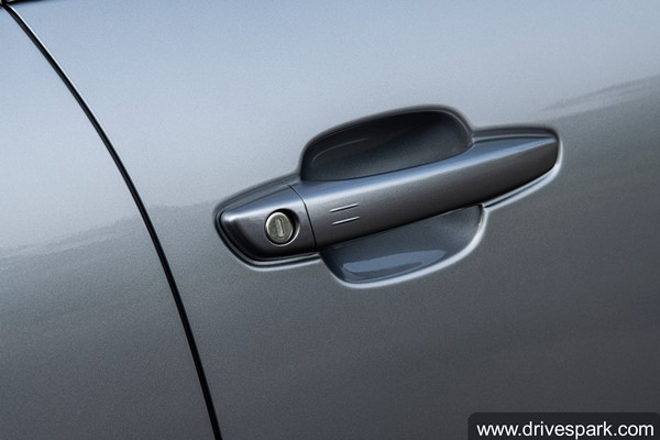 கார்களின் டோர் ஹேண்டில்களில் சிறிய பட்டன் இருக்கும்... எதற்காக தெரியுமா? இவ்ளோ நாளா தெரியாம போச்சே!