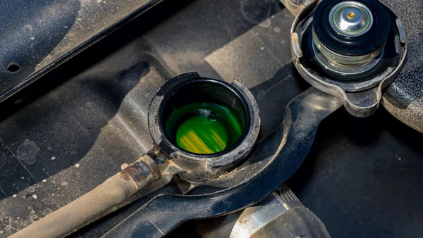 உங்க கார் வழக்கத்துக்கு மாறா வெப்பத்தை வெளியேத்துதா... அப்போது இதுல ஏதாச்சும் ஒன்னுதான் காரணமா இருக்கும்!