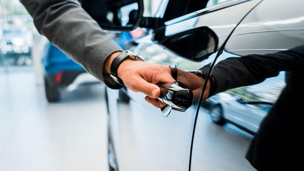 கார்களின் டோர் ஹேண்டில்களில் சிறிய பட்டன் இருக்கும்... எதற்காக தெரியுமா? இவ்ளோ நாளா தெரியாம போச்சே!