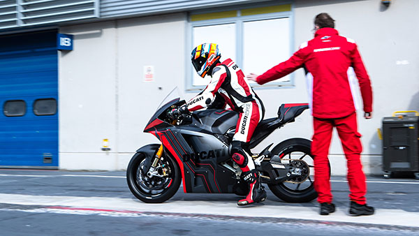 சத்தமே இல்லாம இவ்ளோ வேகமா!.. தனது முதல் எலெக்ட்ரிக் பைக்கை முதன்முறையாக காட்சிப்படுத்திய பிரபல நிறுவனம்!