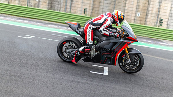 சத்தமே இல்லாம இவ்ளோ வேகமா!.. தனது முதல் எலெக்ட்ரிக் பைக்கை முதன்முறையாக காட்சிப்படுத்திய பிரபல நிறுவனம்!