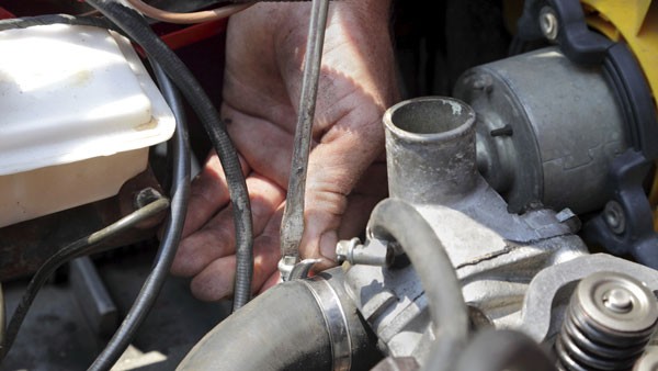 உங்க கார் வழக்கத்துக்கு மாறா வெப்பத்தை வெளியேத்துதா... அப்போது இதுல ஏதாச்சும் ஒன்னுதான் காரணமா இருக்கும்!