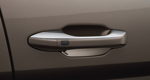 கார்களின் டோர் ஹேண்டில்களில் சிறிய பட்டன் இருக்கும்... எதற்காக தெரியுமா? இவ்ளோ நாளா தெரியாம போச்சே!