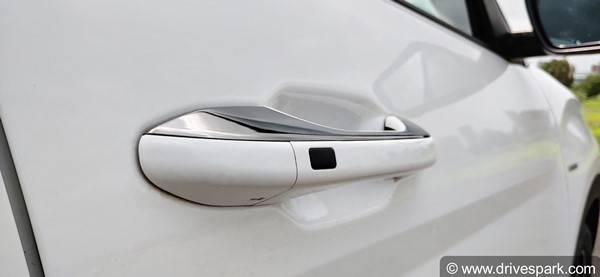 கார்களின் டோர் ஹேண்டில்களில் சிறிய பட்டன் இருக்கும்... எதற்காக தெரியுமா? இவ்ளோ நாளா தெரியாம போச்சே!