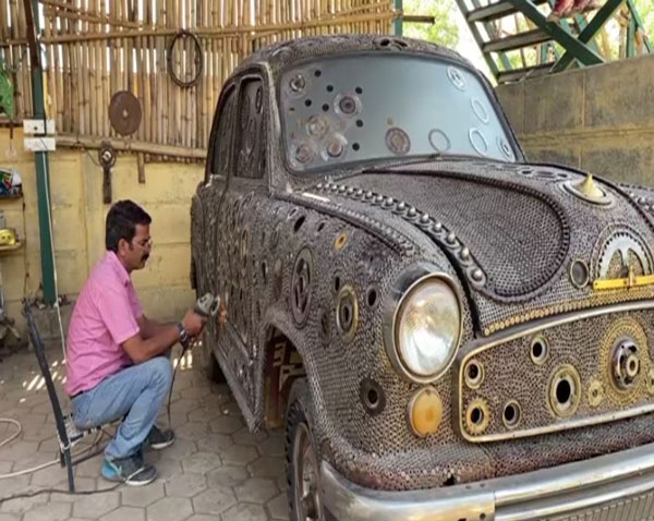 கண்டிப்பா எல்லாருக்கும் பிடிக்கும்... புதிய அவதாரத்தில் அம்பாஸிடர் கார்... மூக்கின் மேல் விரல் வைத்த மக்கள்!