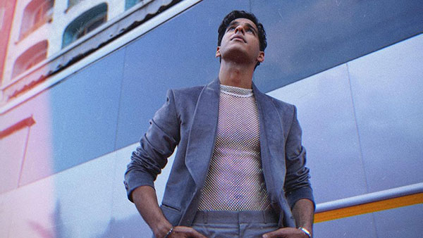 பிரபல நடிகருக்கு அதிக பாதுகாப்பான ஹெல்மெட்டை பரிசளித்த மற்றுமொரு திரை பிரபலம்... எதுக்குனு தெரியுமா?