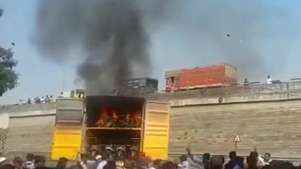 வெளியில இருக்கும்போதுதான் பத்திக்குதுன பாத்தா... கண்டெய்னர்ல இருக்கும்போதுமா... தீயிற்கு இரையாகிய 20 இ-ஸ்கூட்டர்கள்!