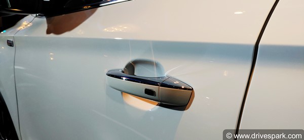 கார்களின் டோர் ஹேண்டில்களில் சிறிய பட்டன் இருக்கும்... எதற்காக தெரியுமா? இவ்ளோ நாளா தெரியாம போச்சே!