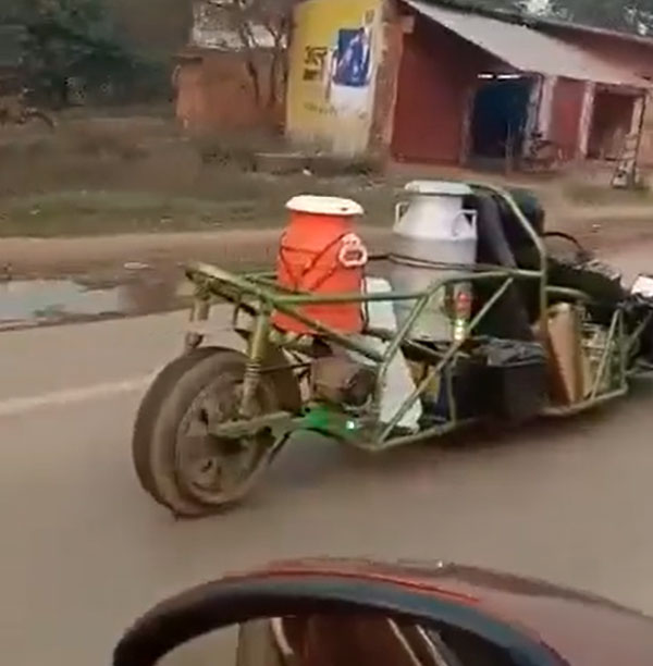 பாலை டெலிவரி கொடுப்பதற்காக பால்காரரே உருவாக்கிய வினோத வாகனம்! பாக்க எஃப்1 ரேஸ் வாகனம் மாதிரி இருக்கு!