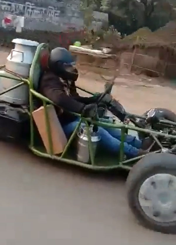 பாலை டெலிவரி கொடுப்பதற்காக பால்காரரே உருவாக்கிய வினோத வாகனம்! பாக்க எஃப்1 ரேஸ் வாகனம் மாதிரி இருக்கு!