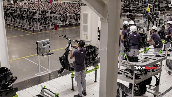 எதிர்ல வண்டி வந்தா தானாகவே பிரேக் பிடிக்கும்... ஓலா எலெக்ட்ரிக் ஸ்கூட்டரில் இடம் பெற இருக்கும் தரமான வசதி!