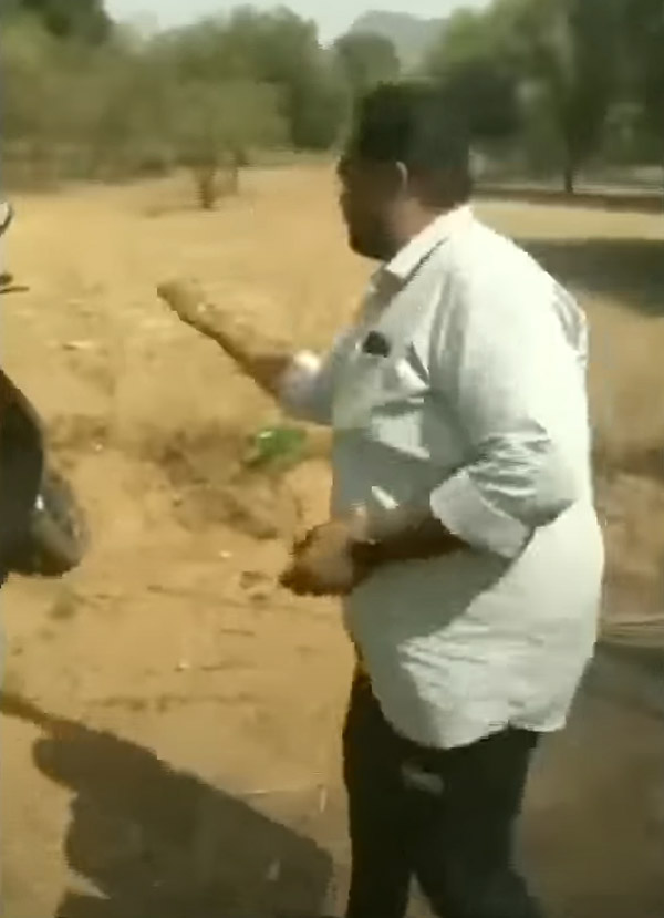 ஓலா எலெக்ட்ரிக் ஸ்கூட்டரை பெட்ரோல் ஊற்றி எரித்த டாக்டர்... இதுதான் காரணமா? கொஞ்சம் வெயிட் பண்ணியிருக்கலாம்!