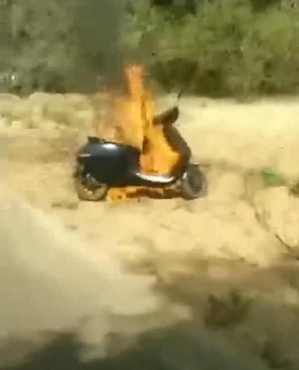 ஓலா எலெக்ட்ரிக் ஸ்கூட்டரை பெட்ரோல் ஊற்றி எரித்த டாக்டர்... இதுதான் காரணமா? கொஞ்சம் வெயிட் பண்ணியிருக்கலாம்!