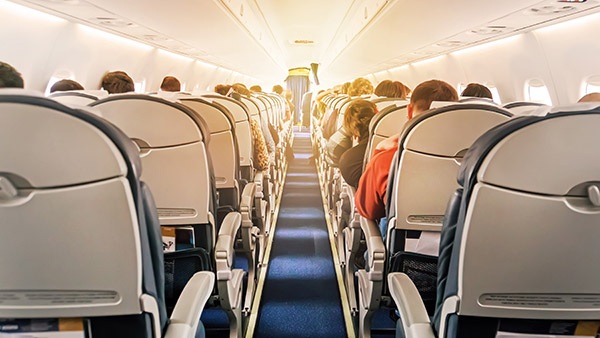 ஏரோப்ளேன் டேக்-ஆஃப், லேண்டிங் ஆகும்போது இந்த சின்ன விஷயத்தை மறக்காமல் பண்ணணும்... முன்னாடியே தெரியாம போச்சே!