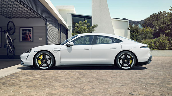 ஸ்பைடர் மேன் பட ஹீரோ வாங்கிய சூப்பரான கார்... படத்துல நூல விட்டு பறந்த மாதிரி சாலையில இந்த காரு மூலம் பறக்க திட்டமிட்டிருக்காரு போல!