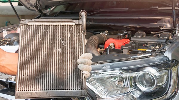 உங்க கார் வழக்கத்துக்கு மாறா வெப்பத்தை வெளியேத்துதா... அப்போது இதுல ஏதாச்சும் ஒன்னுதான் காரணமா இருக்கும்!