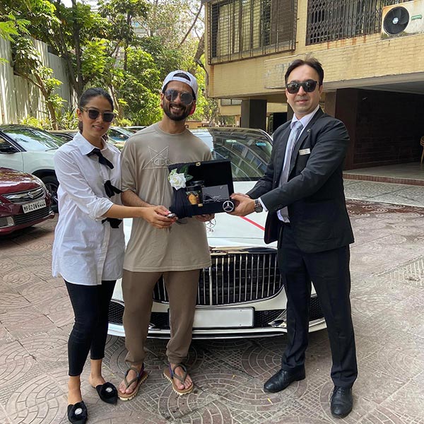 பிரபல நடிகருக்கு அதிக பாதுகாப்பான ஹெல்மெட்டை பரிசளித்த மற்றுமொரு திரை பிரபலம்... எதுக்குனு தெரியுமா?