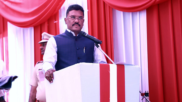 ஒரு லிட்டர் பெட்ரோல் ஒரு ரூபாய்க்கு வழங்கிய எம்எல்ஏ... இப்படி ஒரு சட்டமன்ற உறுப்பினர் நமக்கும் கிடைச்சா சூப்பரா இருக்கும்!