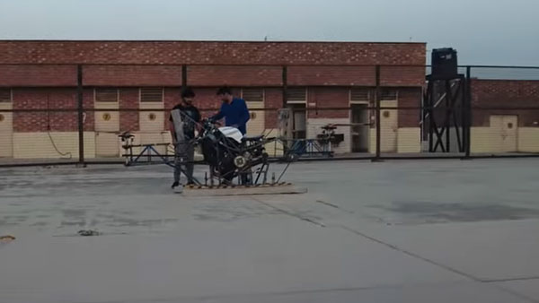 பைக் பறக்குமா!.. சாதாரண டூ-வீலரை பறக்க வைக்கும் முயற்சியில் இந்திய மாணவர்கள்... சூப்பரா ரெடி பண்ணியிருக்காங்க!