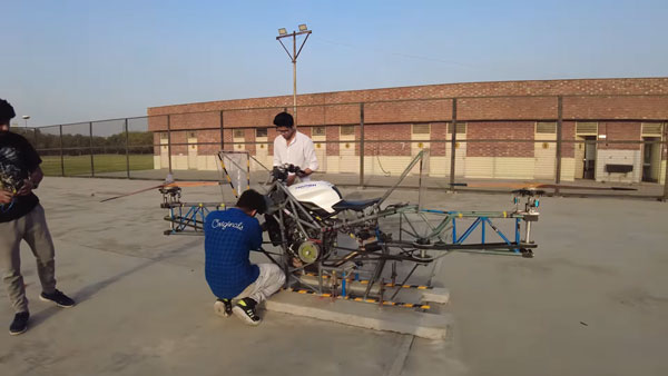 பைக் பறக்குமா!.. சாதாரண டூ-வீலரை பறக்க வைக்கும் முயற்சியில் இந்திய மாணவர்கள்... சூப்பரா ரெடி பண்ணியிருக்காங்க!