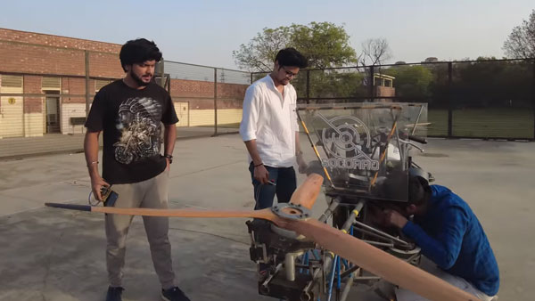 பைக் பறக்குமா!.. சாதாரண டூ-வீலரை பறக்க வைக்கும் முயற்சியில் இந்திய மாணவர்கள்... சூப்பரா ரெடி பண்ணியிருக்காங்க!