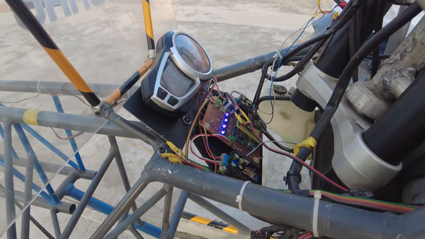 பைக் பறக்குமா!.. சாதாரண டூ-வீலரை பறக்க வைக்கும் முயற்சியில் இந்திய மாணவர்கள்... சூப்பரா ரெடி பண்ணியிருக்காங்க!