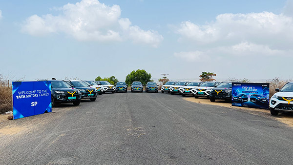 கெத்து காட்டும் டாடா... ஒரே நாளில் இத்தனை எலெக்ட்ரிக் கார்கள் டெலிவரியா? எவ்ளோனு தெரிஞ்சா நம்ப மாட்டீங்க! கெத்து காட்டும் டாடா... ஒரே நாளில் இத்தனை எலெக்ட்ரிக் கார்கள் டெலிவரியா? எவ்ளோனு தெரிஞ்சா நம்ப மாட்டீங்க!