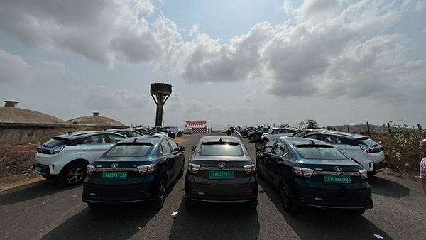 கெத்து காட்டும் டாடா... ஒரே நாளில் இத்தனை எலெக்ட்ரிக் கார்கள் டெலிவரியா? எவ்ளோனு தெரிஞ்சா நம்ப மாட்டீங்க! கெத்து காட்டும் டாடா... ஒரே நாளில் இத்தனை எலெக்ட்ரிக் கார்கள் டெலிவரியா? எவ்ளோனு தெரிஞ்சா நம்ப மாட்டீங்க!