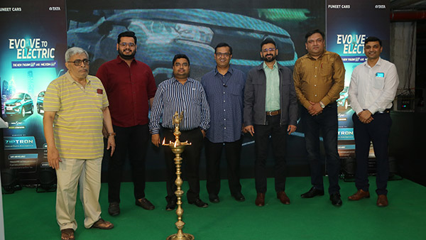 கெத்து காட்டும் டாடா... ஒரே நாளில் இத்தனை எலெக்ட்ரிக் கார்கள் டெலிவரியா? எவ்ளோனு தெரிஞ்சா நம்ப மாட்டீங்க! கெத்து காட்டும் டாடா... ஒரே நாளில் இத்தனை எலெக்ட்ரிக் கார்கள் டெலிவரியா? எவ்ளோனு தெரிஞ்சா நம்ப மாட்டீங்க!