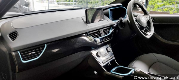 இந்த நடிகையின் கணவர் மிக பெரிய மின்சார கார் பிரியரா இருப்பார் போலிருக்கே... இந்தியாவின் ஃபேமஸான டாடா மின்சார காரை புதுசா வாங்கிட்டாரு!