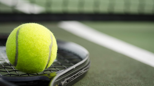 விளையாடுவதற்கு அல்ல! உயிரையே காப்பாத்தும்! விமானத்தில் ஒரு சிலர் ஏன் டென்னிஸ் பந்துகளை கொண்டு போறாங்க தெரியுமா