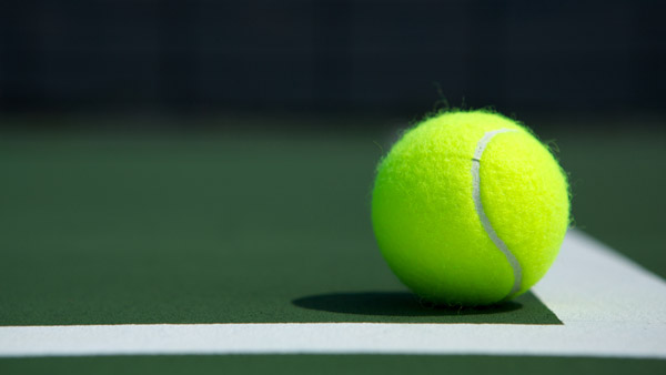 விளையாடுவதற்கு அல்ல! உயிரையே காப்பாத்தும்! விமானத்தில் ஒரு சிலர் ஏன் டென்னிஸ் பந்துகளை கொண்டு போறாங்க தெரியுமா