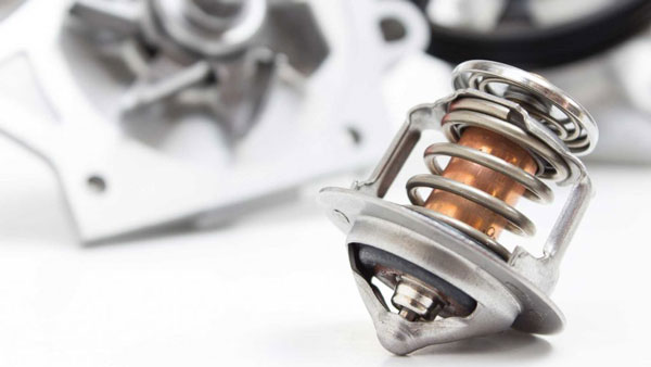 உங்க கார் வழக்கத்துக்கு மாறா வெப்பத்தை வெளியேத்துதா... அப்போது இதுல ஏதாச்சும் ஒன்னுதான் காரணமா இருக்கும்!