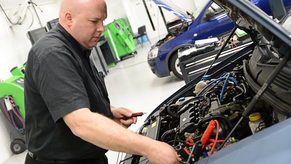 உங்க காருல இந்த பிரச்னை எல்லாம் ஃபேஸ் பண்றீங்களா?.. அப்போ பேட்டரி போய்ருச்சுனு அர்த்தம்... உடனே மாத்தனுங்க!