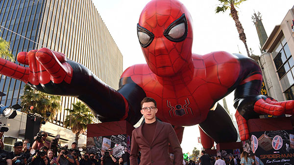 ஸ்பைடர் மேன் பட ஹீரோ வாங்கிய சூப்பரான கார்... படத்துல நூல விட்டு பறந்த மாதிரி சாலையில இந்த காரு மூலம் பறக்க திட்டமிட்டிருக்காரு போல!