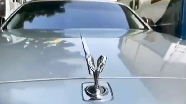 விஜய் தனது பீஸ்ட் பட குழுவை ஒரு ரவுண்டு கூட்டி போன ரோல்ஸ் ராய்ஸ் காரோட விலை இவ்வளவா... தலையே சுத்துது!!