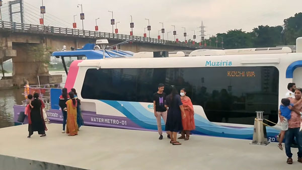 இந்தியாவிலேயே முதல் முறையாக வாட்டர் மெட்ரோ சேவை தொடக்கம்! சூப்பர்... இதுக்காகவே அந்த ஊருக்கு டூர் போலாம்!