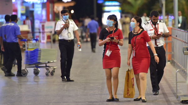 வீல் சேரில் இருப்பவர்களுக்கு விமான பயணம் சாத்தியமா ? மாற்றுத் திறனாளிக்கு விமான நிலையங்களில் இருக்கும் வசதிகள் இது தான் . . .