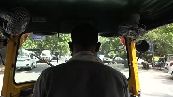 பலரின் மனதை கவர்ந்த ஆட்டோ டிரைவர்... மேற்கூரையில் செடிகளை வளர்க்க இதுதான் காரணமா... சூப்பரா இருக்கு!