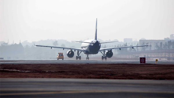 வீல் சேரில் இருப்பவர்களுக்கு விமான பயணம் சாத்தியமா ? மாற்றுத் திறனாளிக்கு விமான நிலையங்களில் இருக்கும் வசதிகள் இது தான் . . .