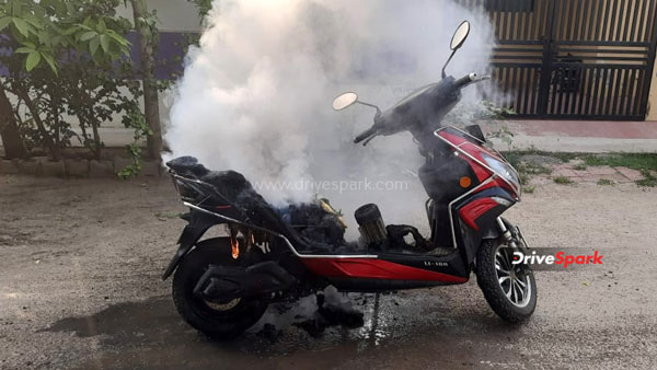 ஜஸ்ட் மிஸ்... ஓட்டிக் கொண்டிருந்தபோதே தீ பிடித்த எலெக்ட்ரிக் ஸ்கூட்டர்! எந்த நிறுவனத்தின் இ-ஸ்கூட்டர் தெரியுமா? ஜஸ்ட் மிஸ்... ஓட்டிக் கொண்டிருந்தபோதே தீ பிடித்த எலெக்ட்ரிக் ஸ்கூட்டர்! எந்த நிறுவனத்தின் இ-ஸ்கூட்டர் தெரியுமா?