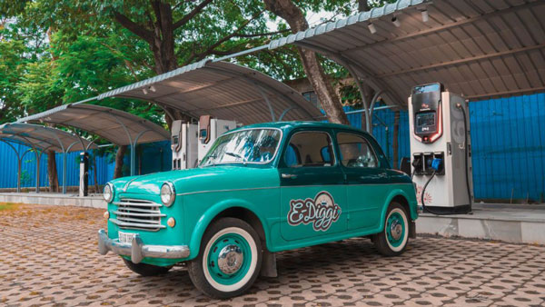 சாலை ஓரத்துல மக்கி கொண்டிருந்த விண்டேஜ் கார்... தரமான எலெக்ட்ரிக் காராக மாற்றம்! முழு சார்ஜில் எத்தன கிமீ பயணிக்கும்?