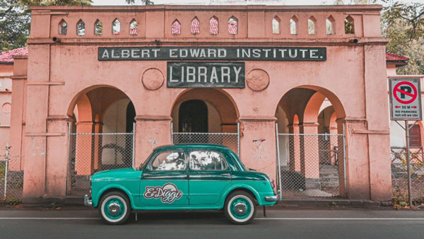 சாலை ஓரத்துல மக்கி கொண்டிருந்த விண்டேஜ் கார்... தரமான எலெக்ட்ரிக் காராக மாற்றம்! முழு சார்ஜில் எத்தன கிமீ பயணிக்கும்?