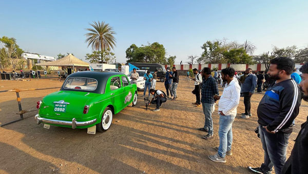 சாலை ஓரத்துல மக்கி கொண்டிருந்த விண்டேஜ் கார்... தரமான எலெக்ட்ரிக் காராக மாற்றம்! முழு சார்ஜில் எத்தன கிமீ பயணிக்கும்?