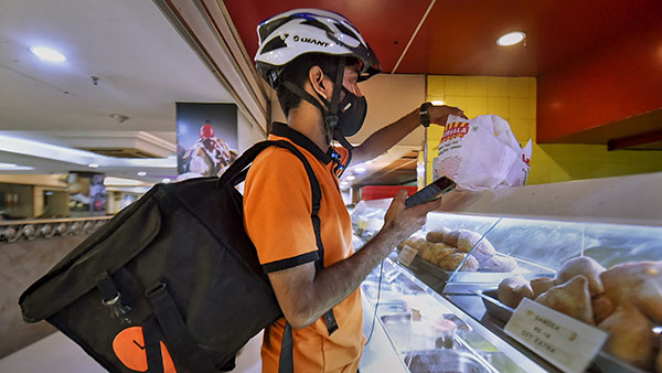 வியர்வை சொட்ட சொட்ட சைக்கிளில் உணவு டெலிவரி செய்த இளைஞருக்கு புதிய பைக் வாங்கி தந்த காவல் துறையினர்!