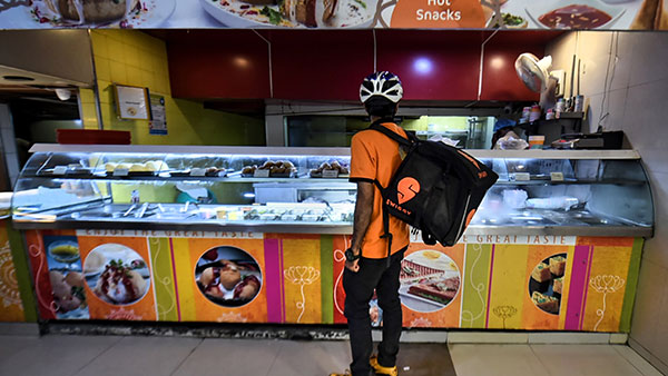 வியர்வை சொட்ட சொட்ட சைக்கிளில் உணவு டெலிவரி செய்த இளைஞருக்கு புதிய பைக் வாங்கி தந்த காவல் துறையினர்!