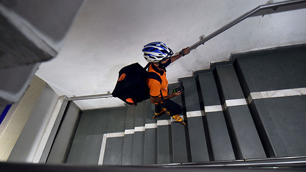 வியர்வை சொட்ட சொட்ட சைக்கிளில் உணவு டெலிவரி செய்த இளைஞருக்கு புதிய பைக் வாங்கி தந்த காவல் துறையினர்!