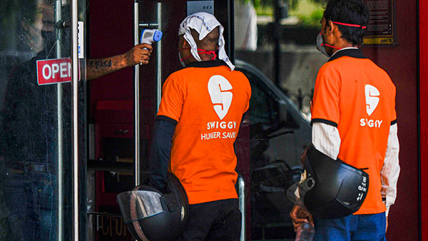 வியர்வை சொட்ட சொட்ட சைக்கிளில் உணவு டெலிவரி செய்த இளைஞருக்கு புதிய பைக் வாங்கி தந்த காவல் துறையினர்!