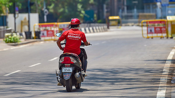 வியர்வை சொட்ட சொட்ட சைக்கிளில் உணவு டெலிவரி செய்த இளைஞருக்கு புதிய பைக் வாங்கி தந்த காவல் துறையினர்!
